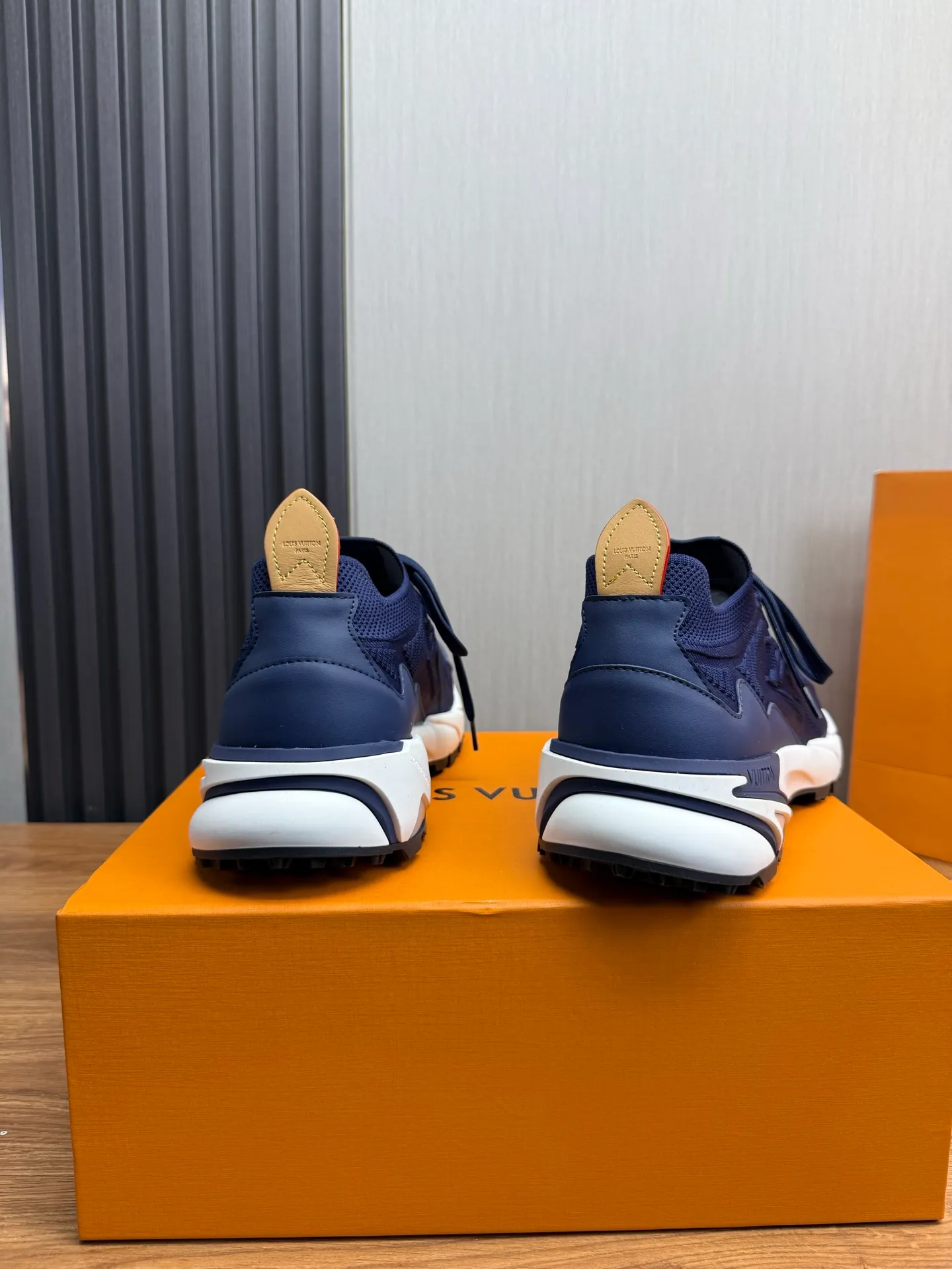 Men's Men's Shoes 580💰 🌈LV | Louis Vuitton 2025 LV Louis Vuitton L House Donkey Brand Latest Olympia Series Couple Style Silver Horn King Casual Sports Shoes Running Shoes This LV Olympia sports shoe combines mesh fabric and metallic synthetic leather and other technical fabrics to reinterpret the classic running shoe design with a neat and simple design. Lightweight EVA outsole provides a stretchy fit. Rich details such as Monogram embossing and LV letters establish recognition. Exquisite packaging at the delivery counter 🛍📦 ▪️Fabric: original imported technical fabric + mesh ▪️Inner lining: original customized breathable mesh ▪️Sole: original molded rubber foam material ▪️Sole thickness: 3.5CM ▪️Size: 38-44 yards